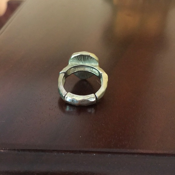 Teardrop shaped ring with stretchy band - Picture 3 of 4